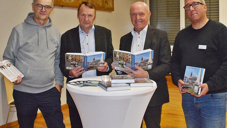 Im Gästehaus in Wargolshausen wurde das neue Heimatjahrbuch für den Landkreis Rhön-Grabfeld vorgestellt (von links):&nbsp; Verleger Jürgen Mack von der gleichnamigen Druckerei in Mellrichstadt, Schriftleiter Reinhold Albert, Landrat Thomas Habermann und Sven Ritter von der Kulturagentur des Landkreises Rhön-Grabfeld.