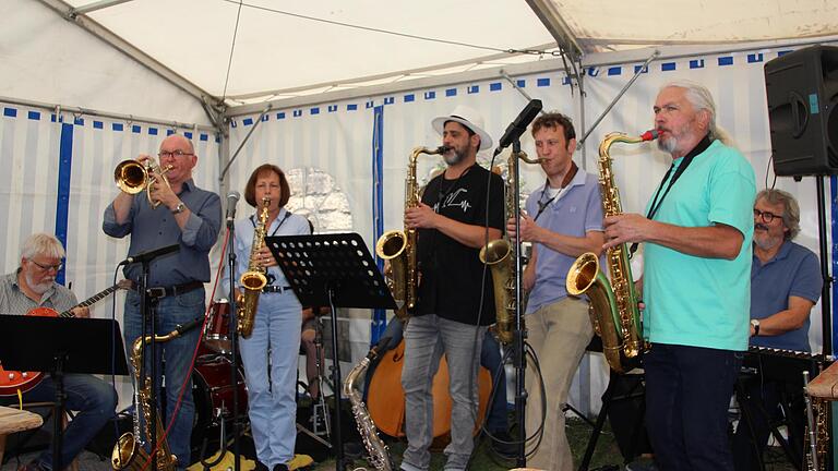 Die Stücke in verschiedener Besetzung kamen beim Publikum gut an. Wer mochte und ein Instrument hatte, konnte in der Band mitspielen.       -  Die Stücke in verschiedener Besetzung kamen beim Publikum gut an. Wer mochte und ein Instrument hatte, konnte in der Band mitspielen.
