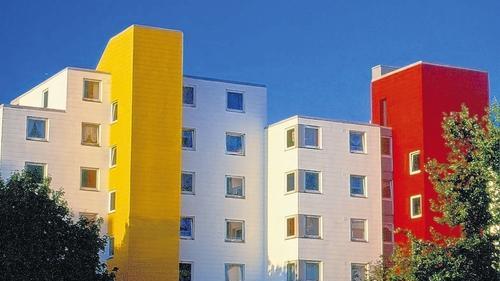 Frische Farben: Hochhäuser in der Brüsseler Straße am Heuchelhof. Frische Farben: Hochhäuser in der Brüsseler Straße am Heuchelhof.
