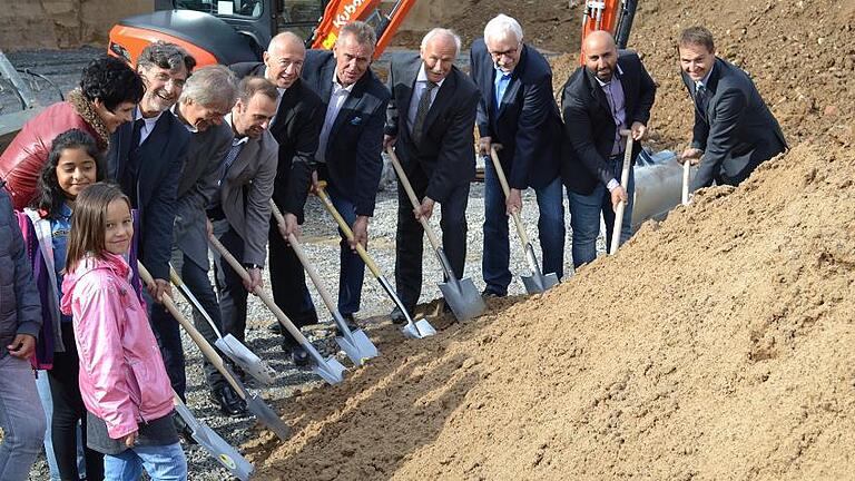 Auf einen raschen Baufortschritt hofften die Beteiligten beim Spatenstich für die Zweifeldsporthalle im Kitzinger Deusterpark.