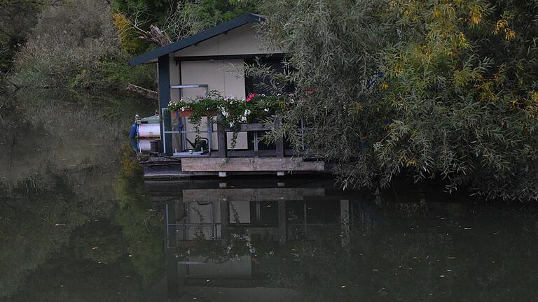 Das schwimmende Clubhaus des Yachtclubs Wernfeld.