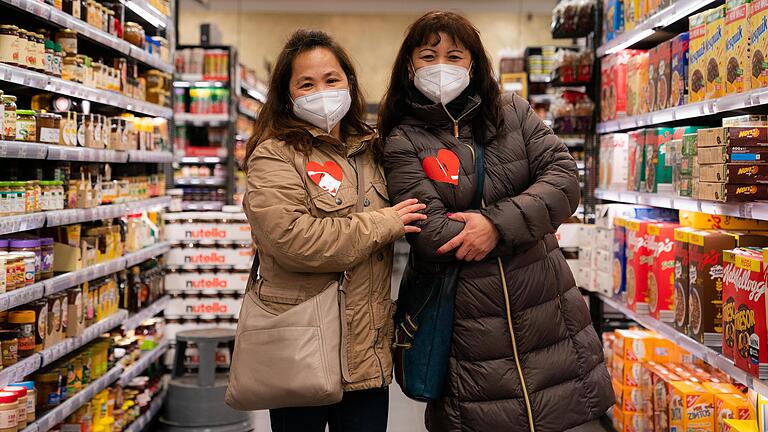Die Freundinnen Annie und Juliete beim Single-Shopping im Edeka in Volkach. Die Aktion findet jeden Freitag von 18 bis 20 Uhr statt – und boomt gerade. Die Freundinnen Annie und Juliete beim Single-Shopping im Edeka in Volkach. Die Aktion findet jeden Freitag von 18 bis 20 Uhr statt – und boomt gerade.