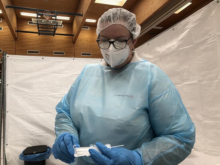 Petra Leiber macht im neuen Schnelltestzentrum des BRK in der Wichtermann-Halle die Nasenabstriche für die Corona-Schnelltests. Petra Leiber macht im neuen Schnelltestzentrum des BRK in der Wichtermann-Halle die Nasenabstriche für die Corona-Schnelltests.