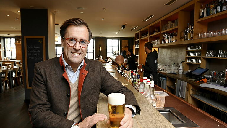 Letzte Brauereien in Augsburg.jpeg - Sebastian Priller ist Chef der Riegele-Brauerei, die den FC Augsburg beliefert. Mit dem Angebot des FC Bayern, eine Ladung Paulaner zu schicken, kann er nur wenig anfangen. Letzte Brauereien in Augsburg.jpeg - Sebastian Priller ist Chef der Riegele-Brauerei, die den FC Augsburg beliefert. Mit dem Angebot des FC Bayern, eine Ladung Paulaner zu schicken, kann er nur wenig anfangen.