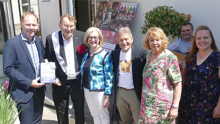 Auf Gratulationstour waren (von links) Oberbürgermeister Stefan Güntner, Jubilar Franz Böhm, Landrätin Susanne Knof, Moderator Walter Vierrether, Ehefrau Doris Böhm, Musiker Achim Zepter und Julia Then, die das Geburtstagsständchen sang.