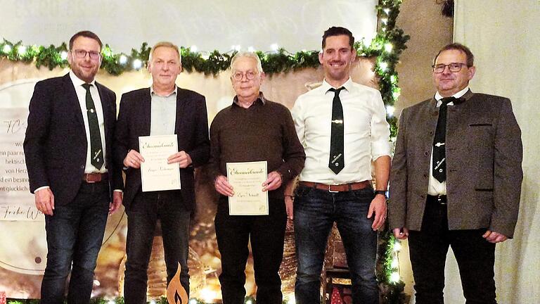 Auf dem Foto (von links): Finanzvorsitzender Mark Laudenbacher, Ehrenmitglied Jürgen Kohrmann, Ehrenmitglied Egon Schmitt, Sportvorsitzender Daniel Reinlein, Wirtschaftvorsitzender Michael Müller.