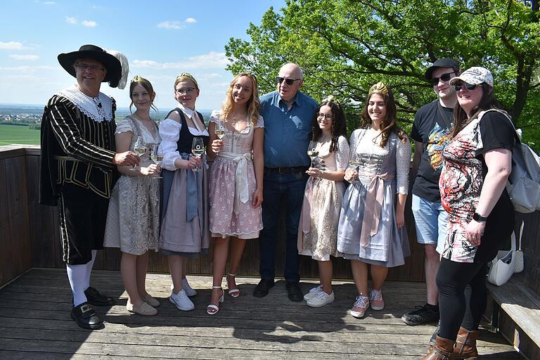 Das Bild zeigt die Weinhoheiten auf dem Aussichtsturm am Fuchsranken. Mit auf dem Bild ist der Bürgermeister von Équemauville, Michel Bailleul (Mitte). Das Bild zeigt die Weinhoheiten auf dem Aussichtsturm am Fuchsranken. Mit auf dem Bild ist der Bürgermeister von Équemauville, Michel Bailleul (Mitte).