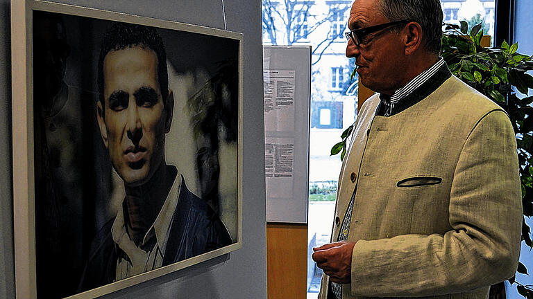 Fotografische Welten auf Tour in Bad Kissingen.       -  (jsc)   &bdquo;Fotografische Welten&ldquo; erkundet man bei der Ausstellung &bdquo;ART ON TOUR&ldquo;, die 25 originale Fotografien aus der Sammlung HypoVereinsbank in ihrer Bad Kissinger Filiale präsentiert. Unter dem Motto &bdquo;Kunst muss gesehen werden&ldquo; befinden sich die wichtigsten der 20 000 Kunstwerke umfassenden Sammlung weltweit als Dauerleihgaben in Museen, während weitere Schätze in exklusiver Ausstellung den Kunden präsentiert werden. So nun auch in der Kurstadt, wo Fotografien von 20 international bekannten Künstlern aus sieben Ländern ein Stück Fotografiegeschichte zeigen. Unter den ausgestellten Objekten sind Werke des Fotojournalismus von Mitgliedern der berühmten Agentur Magnum Photos ebenso zu finden wie Bilder der Street Photography oder Repräsentanten der Genres Architektur und Selbstinszenierungen. Gezeigt werden Künstler wie Henri Cartier-Bresson oder das Schweizer Künstlerduo Fischli&Weiss. Auch deutsche Künstler sind mit Candida Höfer, Thomas Ruff oder dem Ehepaar Bernd und Hilla Becher vertreten. Zu den Schmuckstücken der Ausstellung darf man die beiden Werke des derzeit wohl bekanntesten deutschen Künstlers, Gerhard Richters, zählen - die auch zu den teuersten gehören. Die Ausstellung bietet eine lohnenswerte Reise durch die Welten der Fotografie, jedoch sollte man den Ratschlag Caroline Josts aus dem Art Management der Bank berücksichtigen: &bdquo;In der Kunst ist alles erlaubt und es darf gefallen &ndash; muss aber nicht.&ldquo; Die Ausstellung &bdquo;ART ON TOUR. Fotografische Welten&ldquo; ist vom 22. April bis zum 10. Mai in der Hypo-Vereinsbank in Bad Kissingen während deren Öffnungszeiten zu sehen.