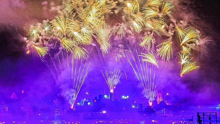 Einheitsfeier in Frankfurt - Ein Feuerwerk beschließt am 03.10.2015 bei der Einheitsfeier in Frankfurt am Main (Hessen) eine Licht- und Musikshow am Mainufer. Die Abendinszenierung mit 25 Lichterbrücken bildete anlässlich des 25. Jahrestags der Deutschen Einheit einen Höhepunkt der Feierlichkeiten. Foto: Foto: Frank Rumpenhorst/dpa +++(c) dpa - Bildfunk+++ Einheitsfeier in Frankfurt - Ein Feuerwerk beschließt am 03.10.2015 bei der Einheitsfeier in Frankfurt am Main (Hessen) eine Licht- und Musikshow am Mainufer. Die Abendinszenierung mit 25 Lichterbrücken bildete anlässlich des 25. Jahrestags der Deutschen Einheit einen Höhepunkt der Feierlichkeiten. Foto: Foto: Frank Rumpenhorst/dpa +++(c) dpa - Bildfunk+++