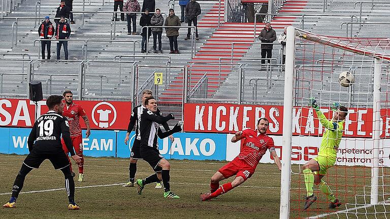 Fussball, 3. Liga, FC Würzburger Kickers - VfR Aalen - Der Kapitän rettet einen Punkt: Sebastian Neumann (rotes Trikot) besorgte mit diesem Treffer den 2:2-Endstand. Fussball, 3. Liga, FC Würzburger Kickers - VfR Aalen - Der Kapitän rettet einen Punkt: Sebastian Neumann (rotes Trikot) besorgte mit diesem Treffer den 2:2-Endstand.
