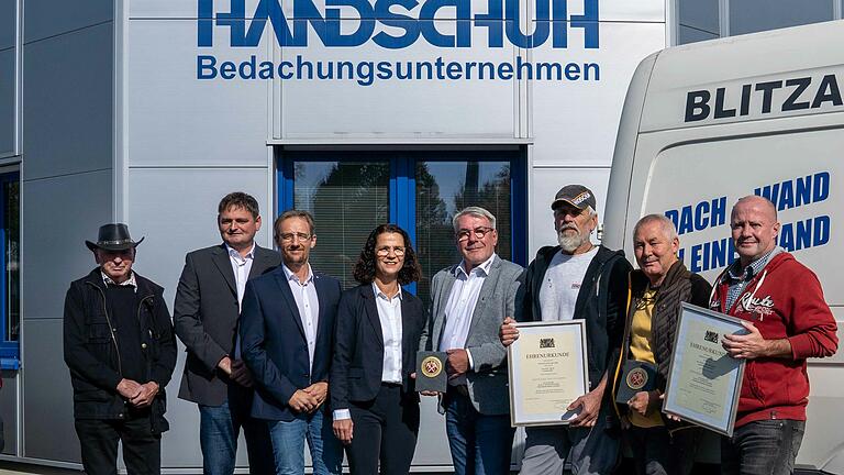Das Unternehmen Handschuh Bedachungen in Schweinfurt zeichnete Mitarbeiter für 25 und 40 Jahre Betriebszugehörigkeit aus. Das Unternehmen Handschuh Bedachungen in Schweinfurt zeichnete Mitarbeiter für 25 und 40 Jahre Betriebszugehörigkeit aus.
