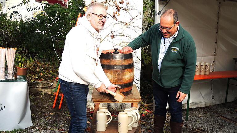 Georg Rittmayer (links) zapfte das erste Bockbier der Brauerei von Ulrich Martin an. Georg Rittmayer (links) zapfte das erste Bockbier der Brauerei von Ulrich Martin an.