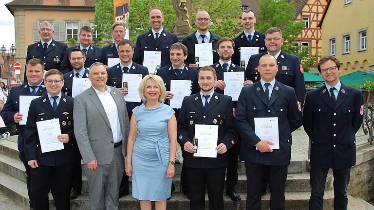 17 Tage waren diese Volkacher Feuerwehrkameraden mit ihrem Kommandanten Fred Mahle (hinten links) im Ahrtal im Einsatz. Landrätin Tamara Bischof, Kreisbrandrat Dirk Albrecht (zweite Reihe rechts) und Bürgermeister Heiko Bäuerlein (vorne, Zweiter von links) zeichneten sie mit der Fluthilfemedaille 2021 des Landes Rheinland-Pfalz aus.