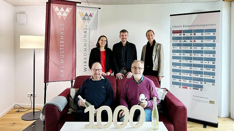 Theo Horn ist der 1000. Besucher im Musterhaus (vorne rechts) neben ihm : Klaus-Dieter Hild, Seniorenvertreter Hettstadt. Stehend (von links) Katrin Müller und Tobias Konrad von 'Wirkommunal', sowie Eva von Vietinghoff-Scheel, Vorständin des Kommunalunternehmens des Landkreises Würzburg).