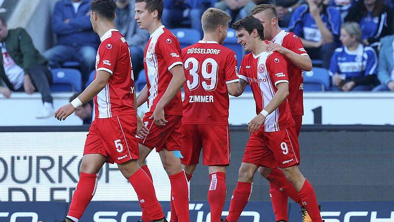 Arminia Bielefeld - Fortuna Düsseldorf       -  Die Fortuna-Spieler bejubeln den Führungstreffer in Bielefeld.