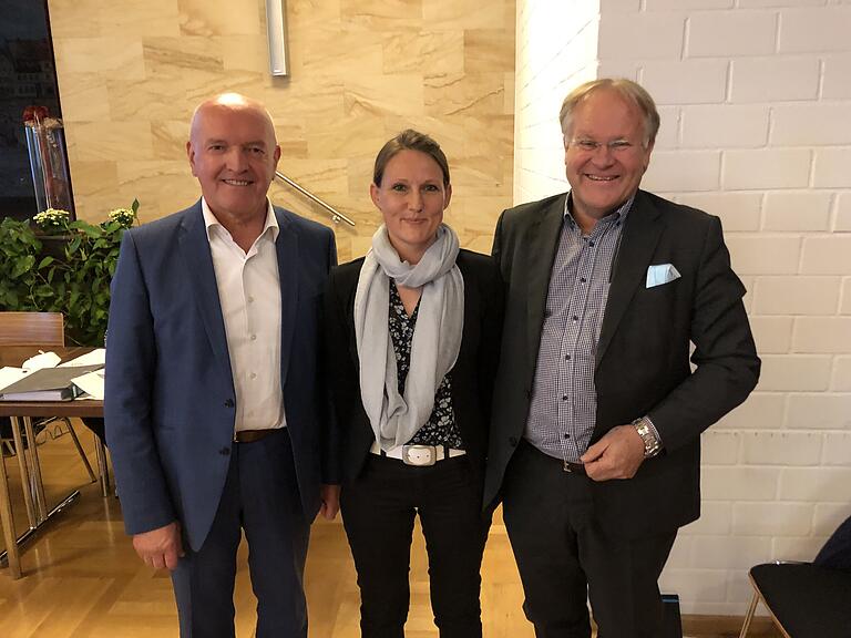 Landrat Thomas Habermann (links) verabschiedete während der Kreistagssitzung in Bad Königshofen den langjährigen Kreisbaumeister Herbert Bötsch und stellte seine Nachfolgerin Rebecca Lingerfelt vor. Landrat Thomas Habermann (links) verabschiedete während der Kreistagssitzung in Bad Königshofen den langjährigen Kreisbaumeister Herbert Bötsch und stellte seine Nachfolgerin Rebecca Lingerfelt vor.