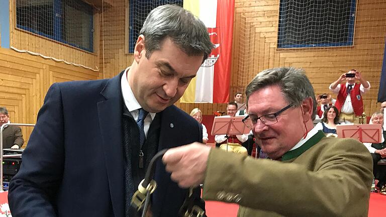 Der lang gediente Staatssekretär aus Unterfranken muss vermutlich Platz im Kabinett machen: Gerhard Eck, hier mit Ministerpräsident Markus Söder im Januar 2020 in Donnersdorf bei der Feier zu seinem 60. Geburtstag.