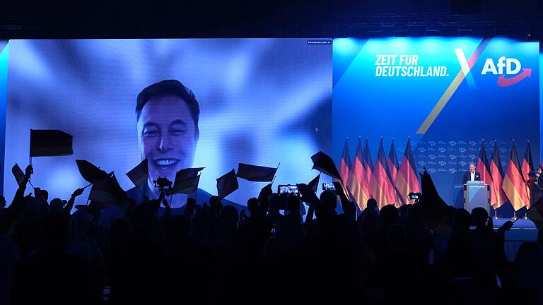Wahlkampf AfD - Halle (Saale) - Tesla-Chef Elon Musk lässt sich beim AfD-Wahlkampfauftakt feiern. Wahlkampf AfD - Halle (Saale) - Tesla-Chef Elon Musk lässt sich beim AfD-Wahlkampfauftakt feiern.