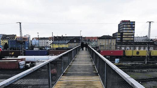 In die Jahre gekommen: Der Fußgängersteg über die Bahngleise ist reparaturbedürftig.