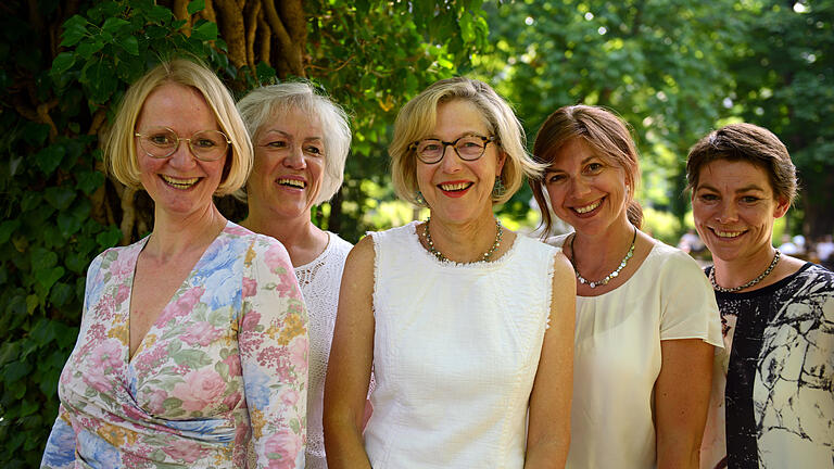 Der neue Vorstand des Zonta Clubs Würzburg: (von links) Anne Boenisch, Gisela Kaiser, BIrgit Carl (Präsidentin), Dora Manger und Katharina Rößner. Foto: Esther Knemeyer Pereira