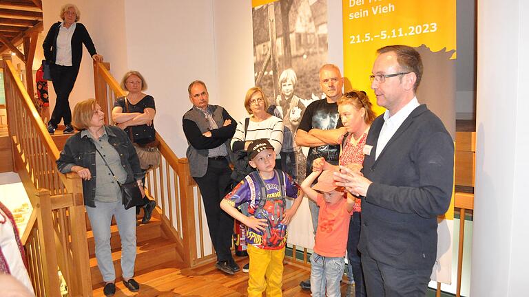 Der stellvertretende Fladunger Museumsleiter Niklas Hertwig (rechts) führte durch die Ausstellung.