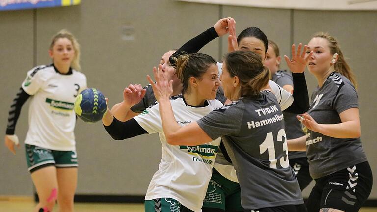 Anna Franz (mit Ball) und Theresa Kleinhenz (links) werden der SG Garitz/Nüdlingen erst einmal nicht mehr zur Verfügung stehen, mit insgesamt weiteren neun Spielerinnen.       -  Anna Franz (mit Ball) und Theresa Kleinhenz (links) werden der SG Garitz/Nüdlingen erst einmal nicht mehr zur Verfügung stehen, mit insgesamt weiteren neun Spielerinnen.