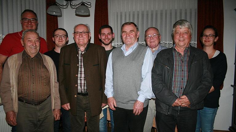 Das 'Dreigestirn' und die Geehrten des Musikvereins Markt Zeitlofs: Helmut Baumgartner (von links), Christian Schäfer, Alexander Heck, Willi Baumgartner, Nils Böhm, Reinhold Weitzel, Bernd Schröder, Erwin Baum und Sabine Heinle.       -  Das 'Dreigestirn' und die Geehrten des Musikvereins Markt Zeitlofs: Helmut Baumgartner (von links), Christian Schäfer, Alexander Heck, Willi Baumgartner, Nils Böhm, Reinhold Weitzel, Bernd Schröder, Erwin Baum und Sabine Heinle.