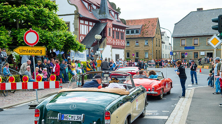 Anand Anders       -  Um das Kriegerdenkmal in Grettstadt fuhren die Oldtimer bei der Sachs FRanken Classic.