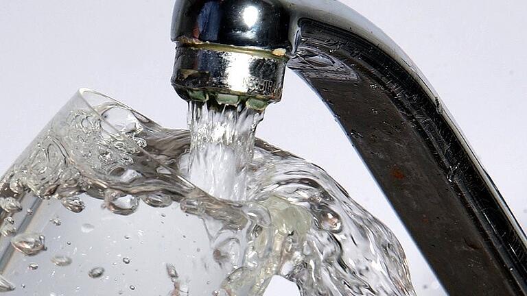 Das Grundwasser im nördlichen Landkreis Würzburg wird weniger. Die Gemeinde Bergtheim kann sich künftig nicht mehr aus der eigenen Quelle mit Trinkwasser versorgen. Das Grundwasser im nördlichen Landkreis Würzburg wird weniger. Die Gemeinde Bergtheim kann sich künftig nicht mehr aus der eigenen Quelle mit Trinkwasser versorgen. 