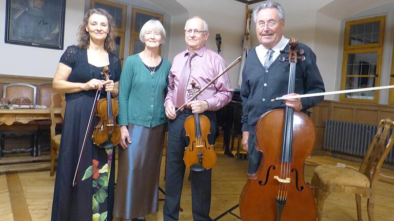 Am Ende eines großen Konzerts freuten sich die vier Musiker über den Beifall des Publikums: (von links) Susanne Aengeneyndt, Jutta Müller Vornehm, Wolfram Schmidt und Werner Jaksch.