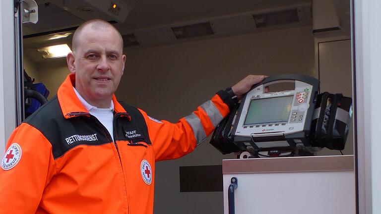 Bernd Pfaff ist Notfallsanitäter an der BRK-Rettungswache in Volkach (Lkr. Kitzingen).