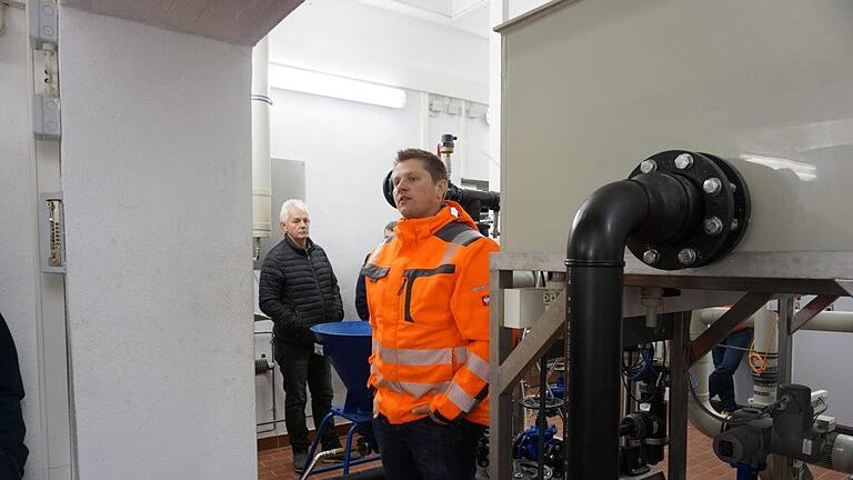 Bürgermeister Matthias Hauke erläuterte Planungen für ein neues  Maschinenhaus der Wasseraufbereitungsanlage. Foto: Marion Eckert       -  Bürgermeister Matthias Hauke erläuterte Planungen für ein neues  Maschinenhaus der Wasseraufbereitungsanlage. Foto: Marion Eckert