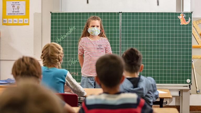 Maskenpflicht im Unterricht in der Würzburger Steinbachtal-Grundschule.