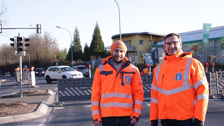 Rüdiger Köhler vom Staatlichen Bauamt (rechts) und Bauleiter Maximilian Biere vom Ingenieurbüro Confido beobachten, ob Sperrung und Verkehrsführung in Garitz  funktionieren, wie geplant.       -  Rüdiger Köhler vom Staatlichen Bauamt (rechts) und Bauleiter Maximilian Biere vom Ingenieurbüro Confido beobachten, ob Sperrung und Verkehrsführung in Garitz  funktionieren, wie geplant.