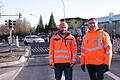 Rüdiger Köhler vom Staatlichen Bauamt (rechts) und Bauleiter Maximilian Biere vom Ingenieurbüro Confido beobachten, ob Sperrung und Verkehrsführung in Garitz  funktionieren, wie geplant.       -  Rüdiger Köhler vom Staatlichen Bauamt (rechts) und Bauleiter Maximilian Biere vom Ingenieurbüro Confido beobachten, ob Sperrung und Verkehrsführung in Garitz  funktionieren, wie geplant.