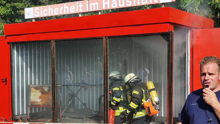 Manuel Gessner erklärte mit Hilfe des Brandcontainers was die häufigsten Brandursachen im Haushalt sind und wie man bei deren Bekämpfung vorgeht. Foto: Matthias Nöth       -  Manuel Gessner erklärte mit Hilfe des Brandcontainers was die häufigsten Brandursachen im Haushalt sind und wie man bei deren Bekämpfung vorgeht. Foto: Matthias Nöth