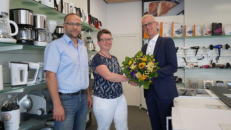 Begrüßung der neuen Verkaufsleiterin Kerstin Graumann für die Elektrofachgeschäfte der Überlandwerk Rhön in Hilders und Bischofsheim (von links): Ingo Habig (Leiter Bezirksstelle in Hilders), Kerstin Graumann, Joachim Schärtl (Geschäftsführer).