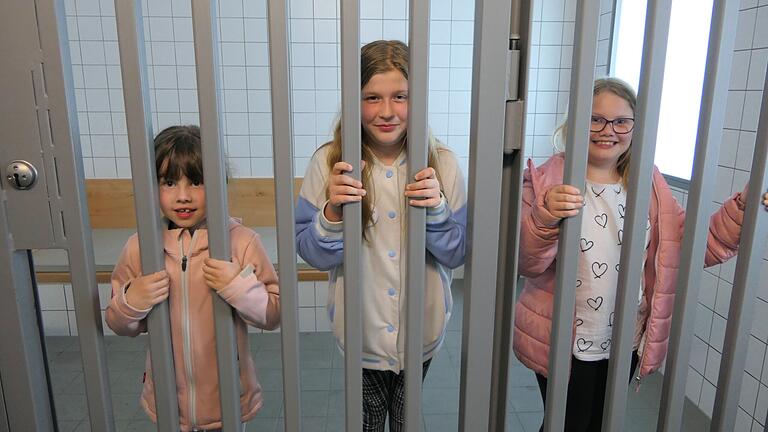 Hinter Gittern, natürlich nur zum Spaß, waren (von links) Anna, Mona und Carlotta.