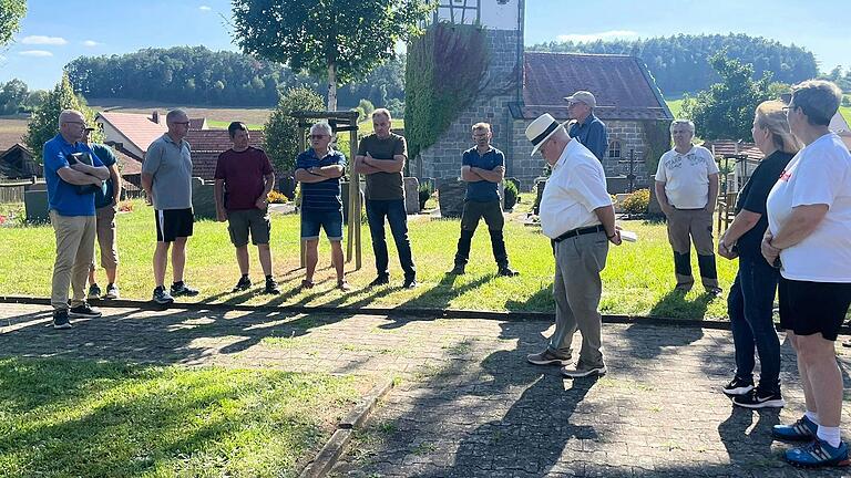 Bürgermeister Markus Oppelt (links) mit Bürgerinnen und Bürgern sowie Mitgliedern des Bauausschusses bei einem Ortsbesuch im Junkersdorfer Friedhof.