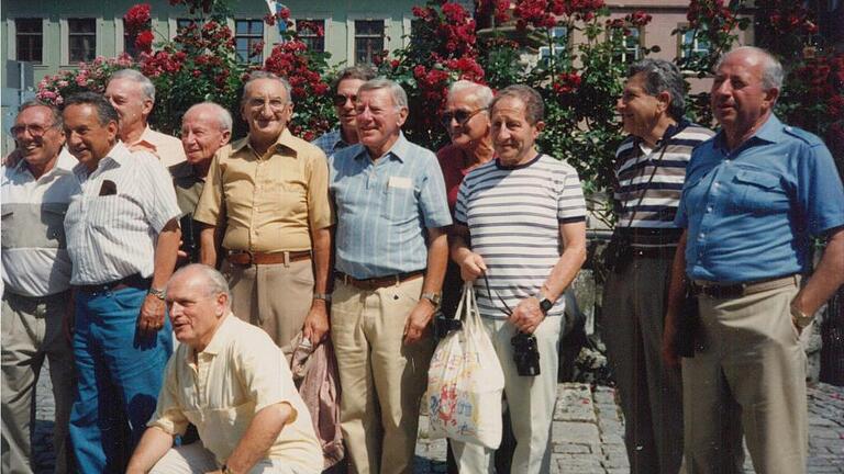 Paul Weil (im gelben Hemd, sechster von links) berichtete beim Besuch der Geburtsstadt anlässlich der 1200-Jahrfeier 1991 auch über das Schicksal seiner Eltern.