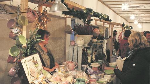 Alle Jahre wieder präsentieren Kunsthandwerker auf der 'Romantischen Klosterweihnacht' im Kreiskulturzentrum Kloster Wechterswinkel ihre Waren. Foto: Rudolf Weinert       -  Alle Jahre wieder präsentieren Kunsthandwerker auf der 'Romantischen Klosterweihnacht' im Kreiskulturzentrum Kloster Wechterswinkel ihre Waren. Foto: Rudolf Weinert