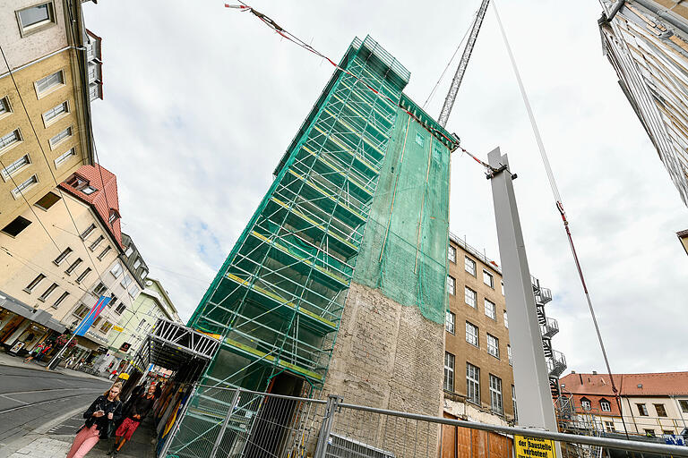 Das sogenannte Ämterhochhaus in der Augustinerstraße ist seit langem Baustelle in der Würzburger Innenstadt.