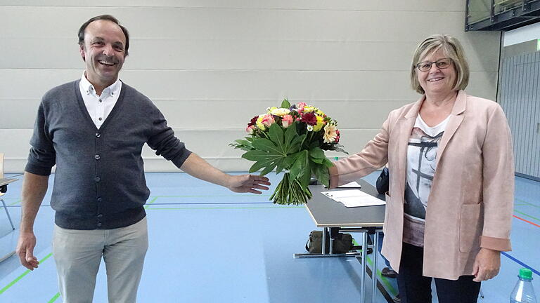 Bei ihrer letzten Ratssitzung erhielt Bürgermeisterin Anita Feuerbach zum Abschied einen Strauß Blumen von Ralf Geisler, Fraktionssprecher der CSU/Freie Zeller Bürger, überreicht.