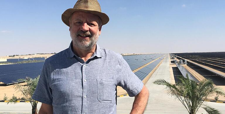 Sieht Solarparks als unerlässlich an im Kampf gegen den Klimawandel: der ehemalige Grünen-Bundestagsabgeordnete Hans-Josef Fell aus Hammelburg. Das Bild zeigt ihn 2018 beim Besuch einer riesigen Photovoltaik-Anlage in Dubai.