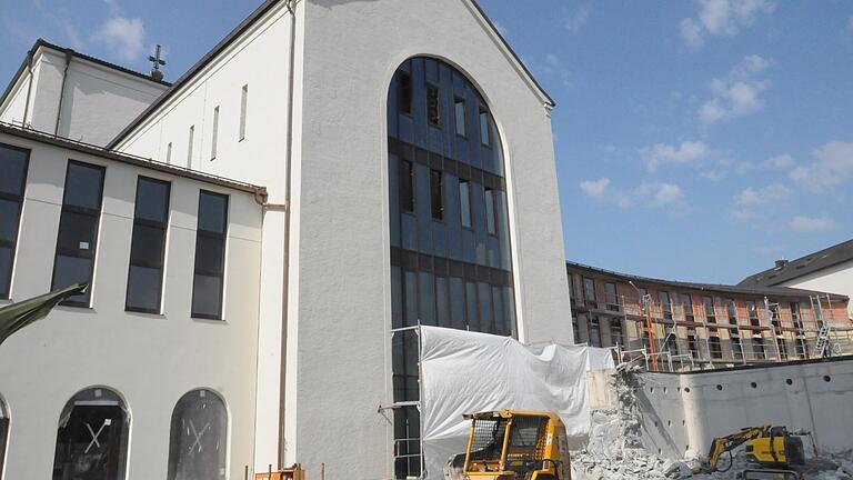 Die Renovierung des Pfarrzentrums St. Anton schreitet voran, der Kran vor der Kirche ist bereits abgebaut.