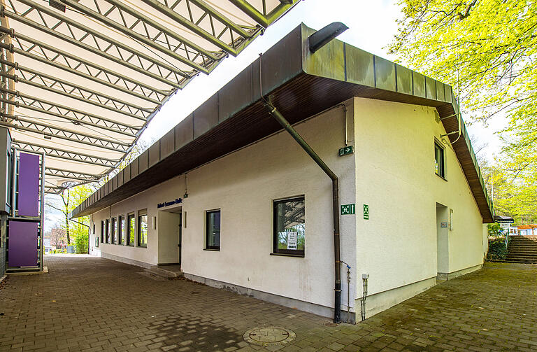 Das nächste Projekt an der Freilichtbühne ist in Planung: Die Robert-Seemann-Halle soll abgerissen und neu gebaut werden. Um den Schall von der Freilichtbühne abzufangen, wird der Neubau in der Höhe über das Zeltdach hinausragen.