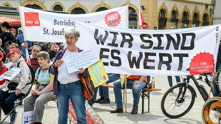 Ver.di-Demo im Rahmen der Tarifverhandlungen des öffentlichen Dienstes zur Pflege von behinderten Menschen;Demo von der Residenz zum Marktplatz mit anschließender Kundgebung auf dem unteren Markt.