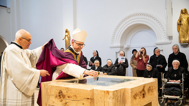 Altarweihe bei den Würzburger Erlöserschwestern in der neu renovierten Mutterhauskirche in der Altstadt am Sonntag, 18. Dezember 2022.