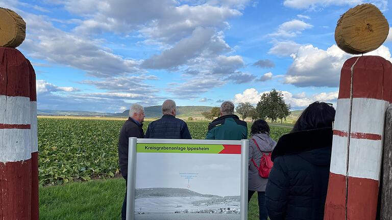 Der Bullenheimer Berg ist eine Landmarke. Seine Besonderheiten stehen im Mittelpunkt einer Machbarkeiststudie, die das touristische Potenzial ermitteln soll. Besondere Bedeutung hatte der Berg auch für die Ippesheimer Kreisgrabenanlage. Auch vom Modell hat man einen Blick auf den Berg.