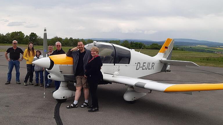 Auf dem Foto die Gäste der OBA Maria Bildhausen mit Pilot Markus Ferenz (ganz links).